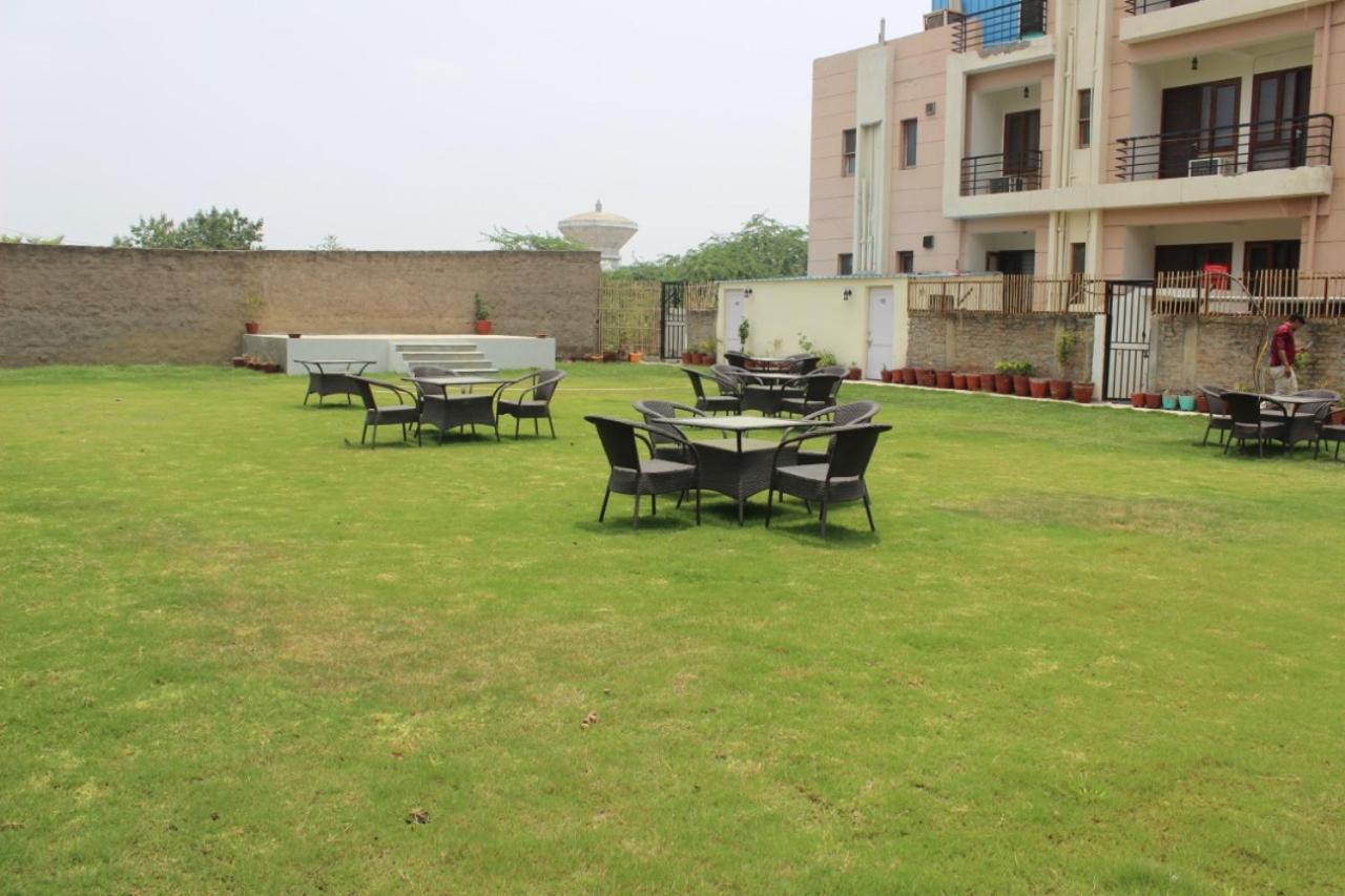 Atithi Suites - An Ahg Hotel Grander Noida Exterior foto